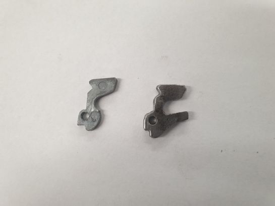 Links das Originalteil mit abgebrochenem Halteteil (Aluminium), rechts das neu angefertigte Teil (Stahl)