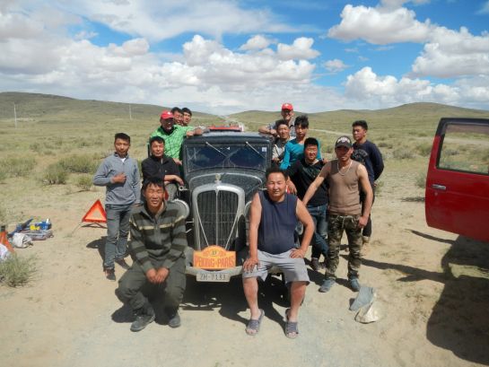 Reparatur Vorderachse in der Wüste Gobi