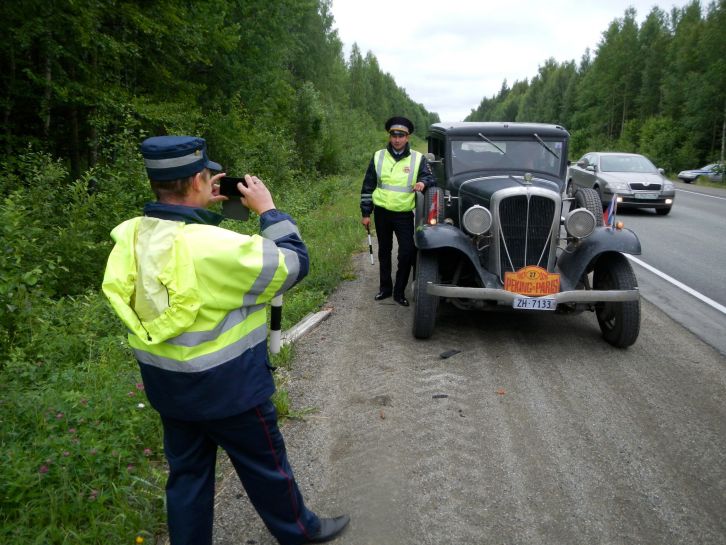 Russische Polizei bei der Verkehrskontrolle ...