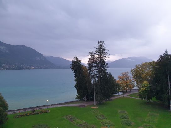 Blick aus unserem Hotelfenster in Annecy