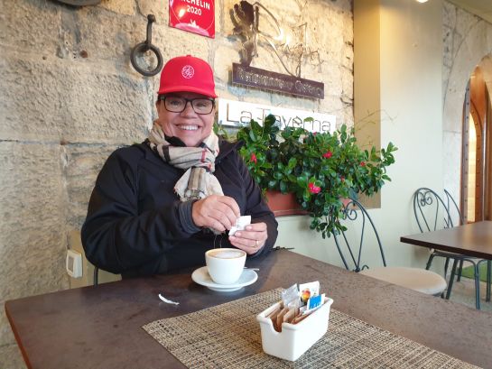 Irene beim morgendlichen Cappuccino in San Marino