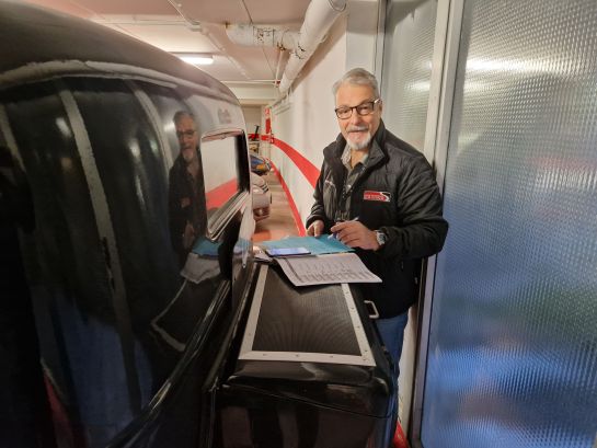 Fabrizio bei der morgendlichen Büro-Arbeit