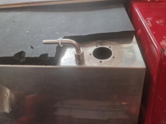 Hier wird die Tankentlüftung und das Tauchrohr für die Benzinstandsanzeige montiert
