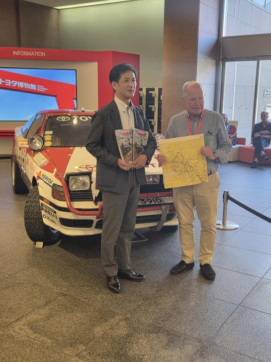 Unser Rallye-Direktor Fred Gallagher bei der Übergabe von Original-Dokumenten aus seiner früheren professionellen Navigator-Zeit