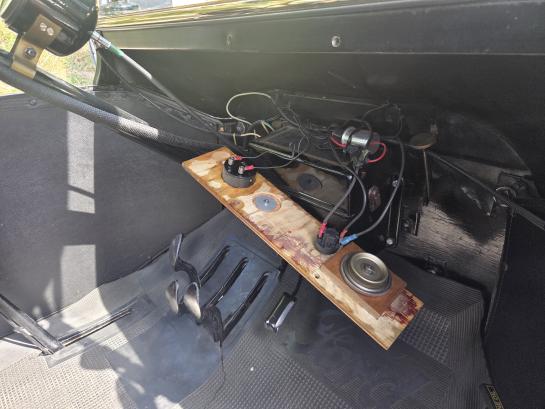 Zum Glück gab es nirgends einen Kurzschluss! Hier sind übrigens die drei von mir beschriebenen Pedale gut zu sehen. In Röbis Fahrzeug gibt es zusätzlich zum Handgas auch noch ein Gaspedal.
