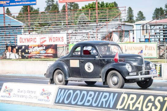 Beim Schriftzug 'Woordburn Dragstrip' kann ...