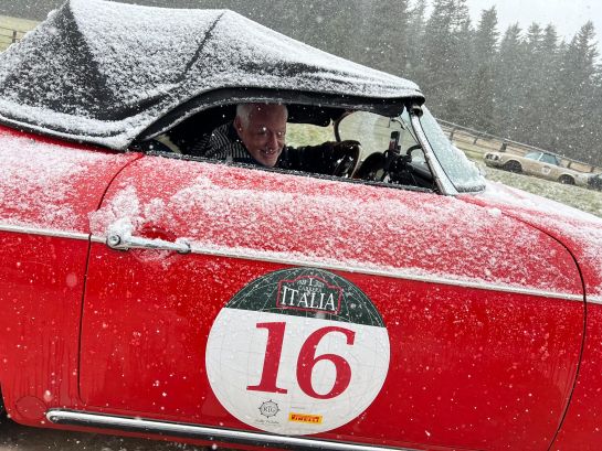 Der Porsche 356 von Bruno und Corina hat keine Seitenfenster. Da muss man aufpassen, dass einem das Lächeln nicht einfriert