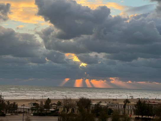 Morgendliche Aussicht von unserem Hotel in Rimini aufs Meer