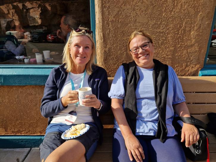 Silvia und Irene beim Kaffeehalt