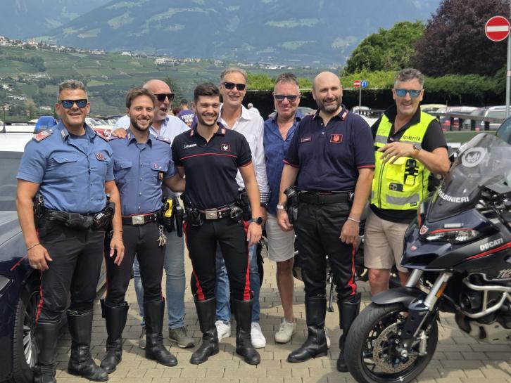 Bei der Mittagspause fuhr die italienische Polizei vor, aber sie wollten nur Fotos machen ...