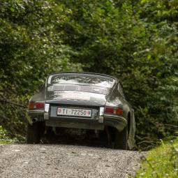 Daniel Reinhard   Porsche auf Kuppe